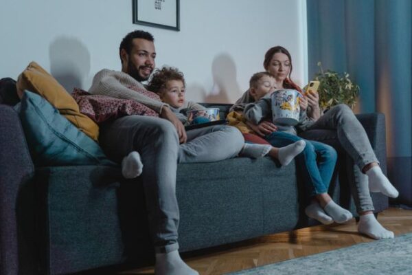 AmazonプライムビデオとdTVの家族との共有を比較　イメージ